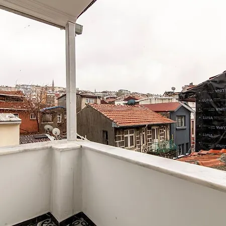 Chic In Balat, Fatih With Balcony *